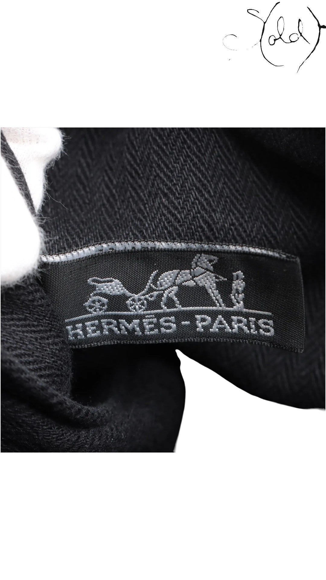 Sold Attire black Veau Derma calfskin Hermès Caravan Horizontal MM bag with silver hardware and contrast saddle stitch detail.