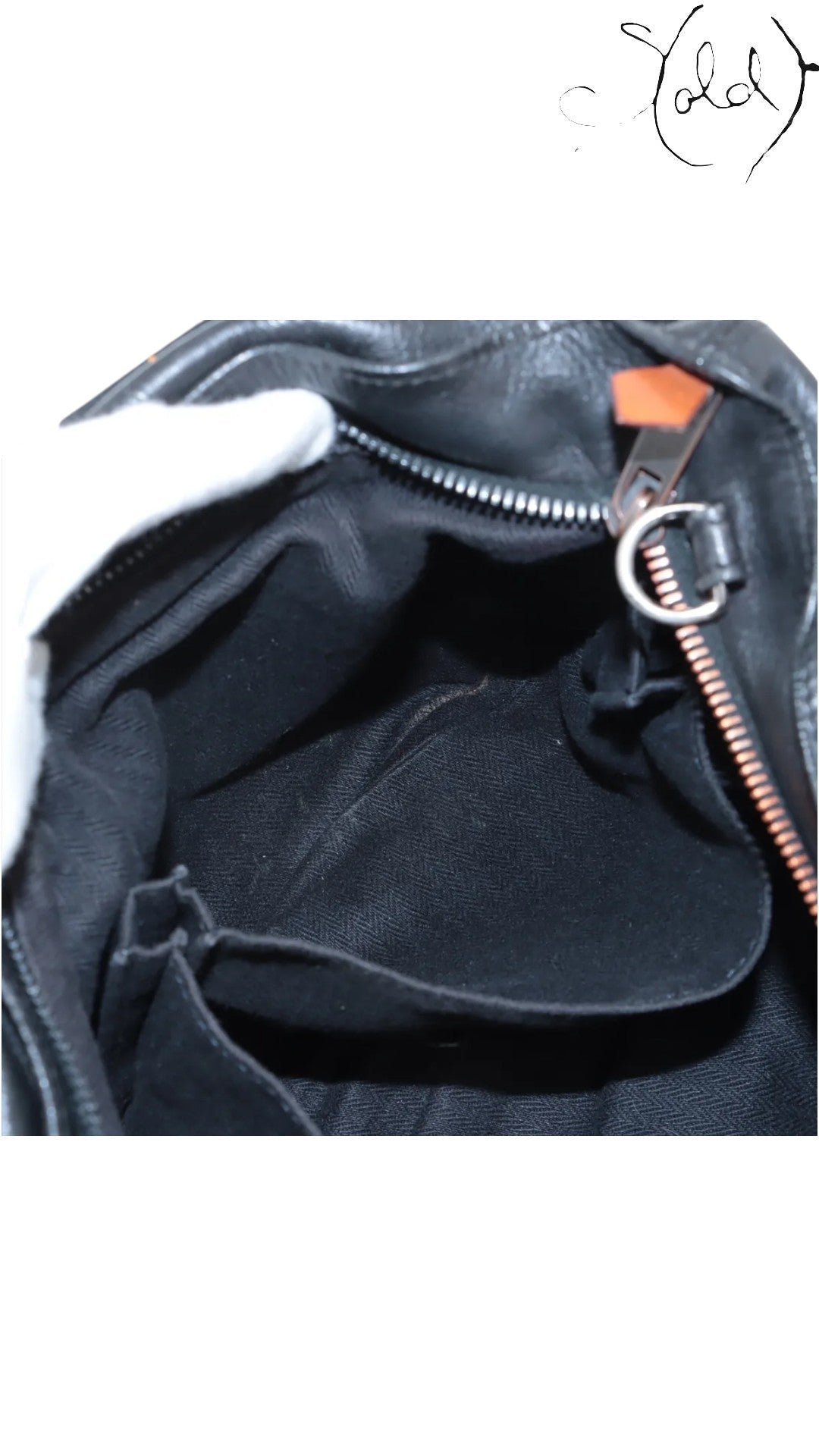 Sold Attire black Veau Derma calfskin Hermès Caravan Horizontal MM bag interior with pockets and silver zipper.