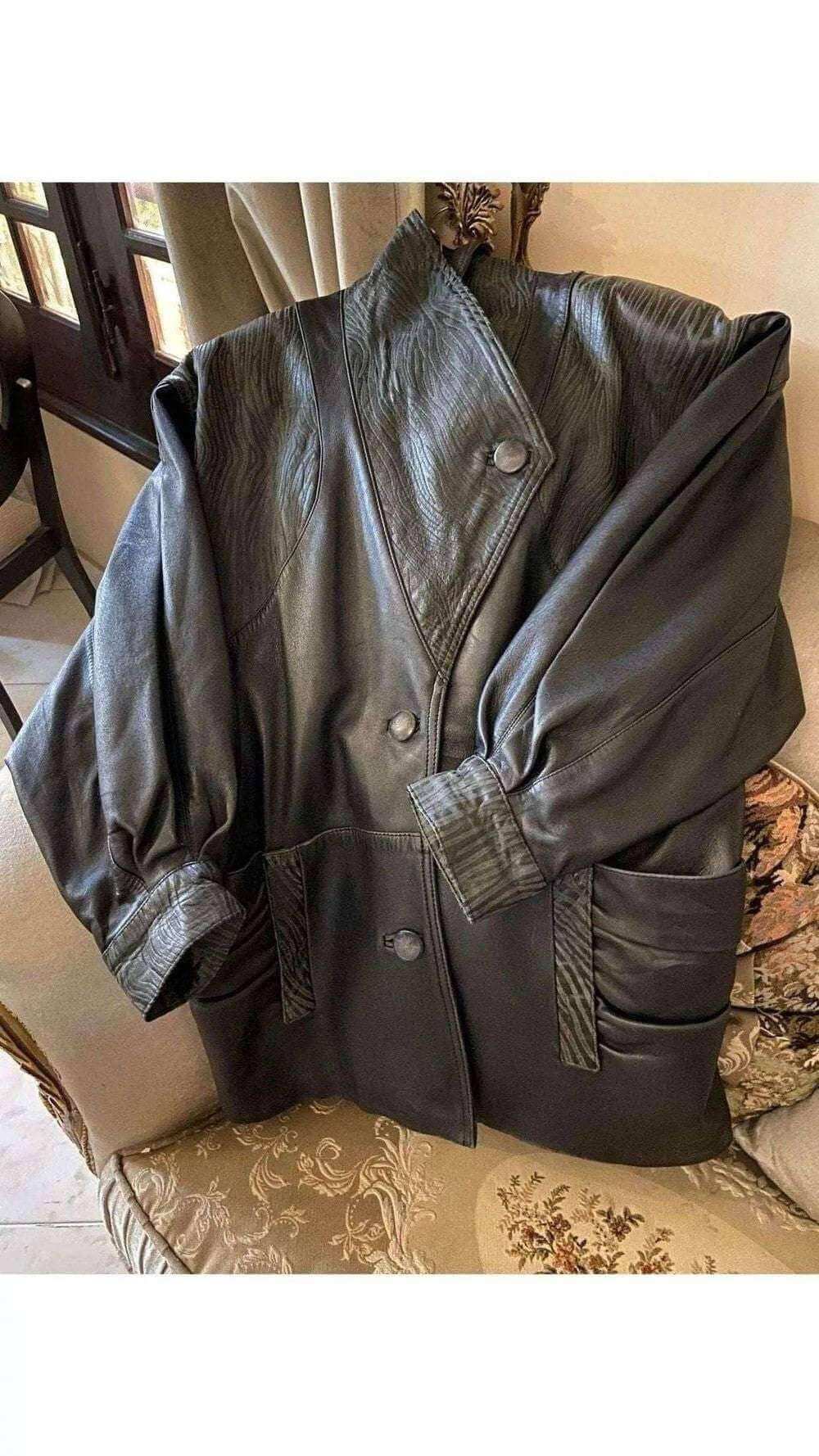 Vintage Black Leather Coat – Timeless & Sophisticated, Detail view | Sold Attire