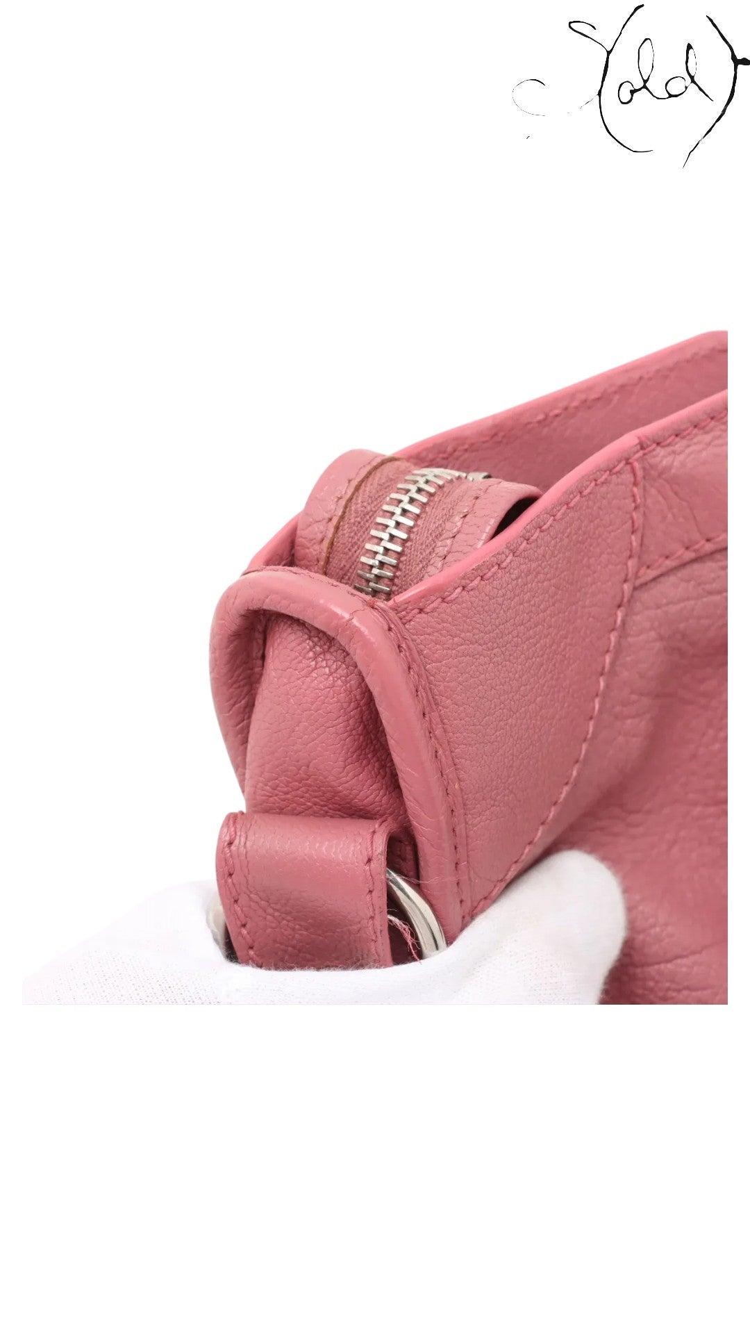 Sold Attire Balenciaga City Giant 12 bag in Rose Bruyere agneau lambskin with silver hardware. Close-up of zipper and handle attachment.