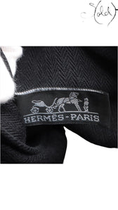 Sold Attire black Veau Derma calfskin Hermès Caravan Horizontal MM bag with silver hardware and contrast saddle stitch detail.