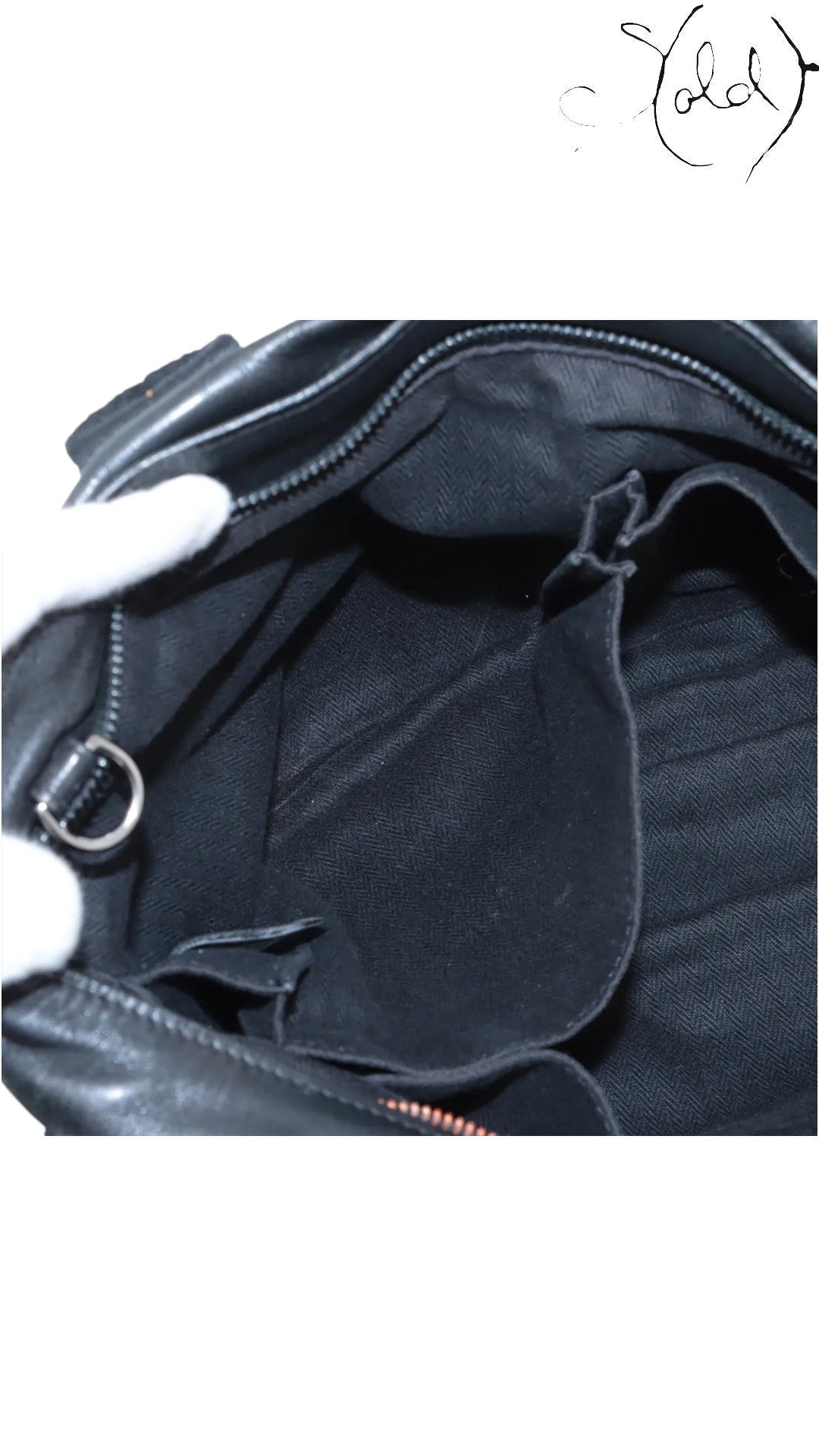 Sold Attire black Veau Derma calfskin Hermès Caravan Horizontal MM handbag interior with multiple compartments and silver hardware.