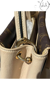 Louis Vuitton Double V Crema Monogram – Parisian Contrast, Detail view | Sold Attire